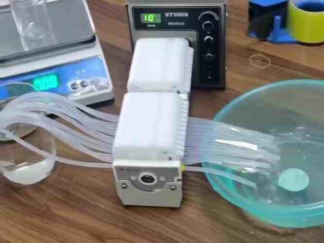 Laboratory peristaltic pump supporting multi-channel peristaltic pump