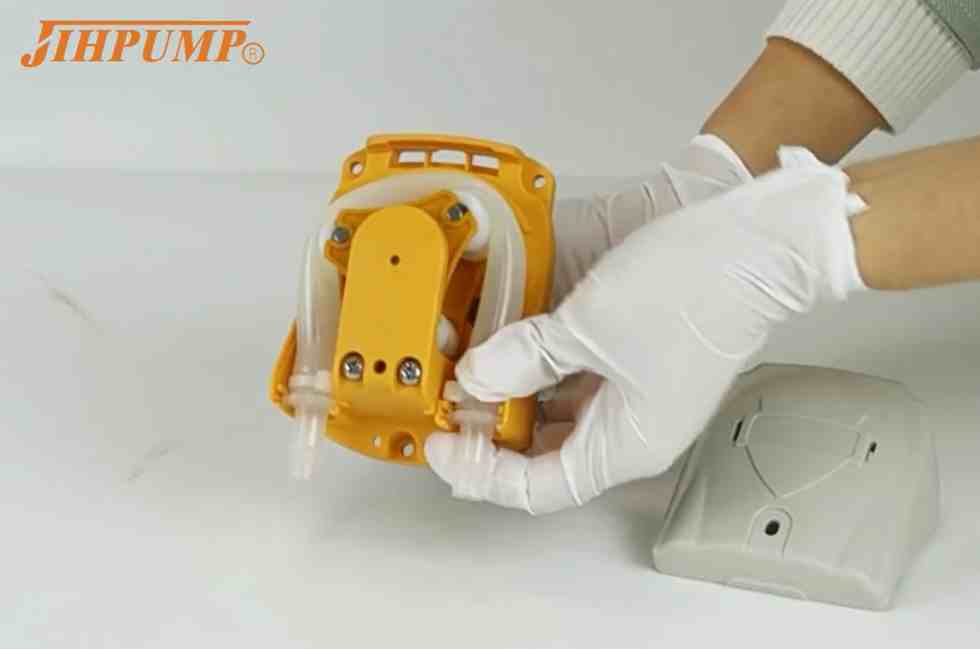 Cleaning of the peristaltic pump head